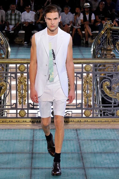 Look 11